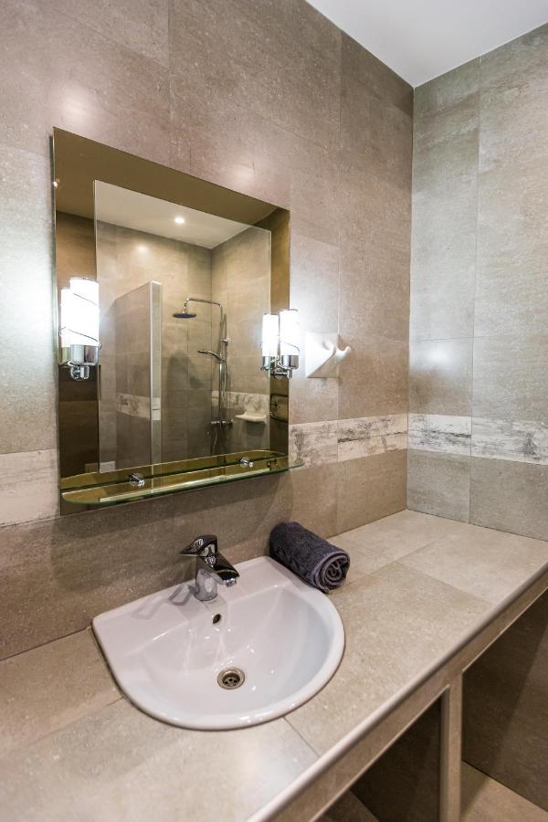 2 Kn. Romana Apartment Lviv Eksteriør bilde